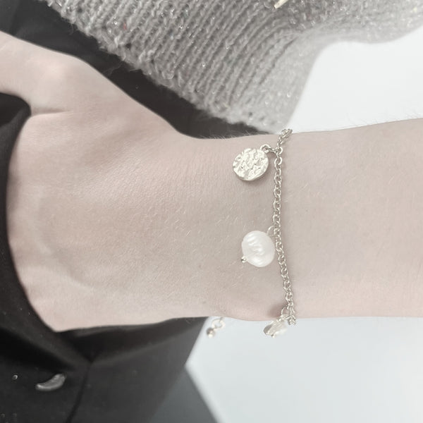 AUDREY Short Dot & Multi Pearl Bracelet in Gold - TheSecretCloset.Boutique