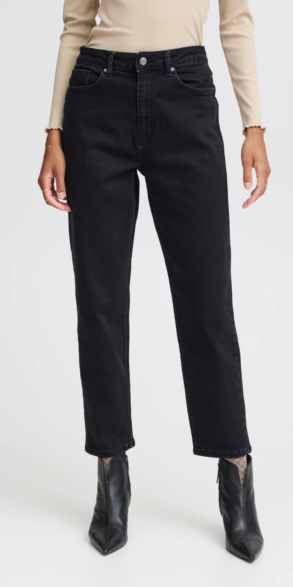 b young LOETTA Mom Fit Jeans in Black