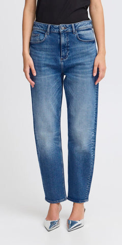 b young LOETTA Mom Fit Jeans in Mid Blue Denim